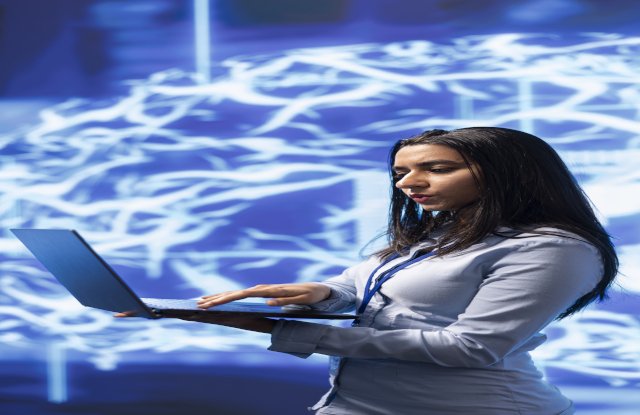 004 woman-modern-lab-using-notebook-write-lines-code-ai-applications640x415